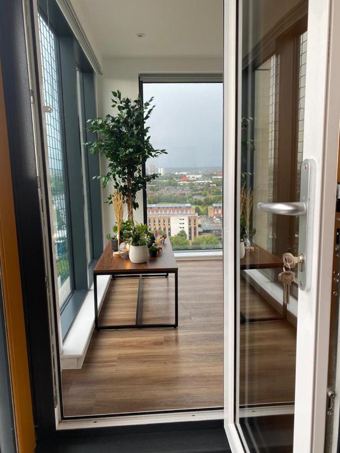 Luxury 2 Bedroom En-Suite Apartment Balcony Views Manchester Exteriör bild